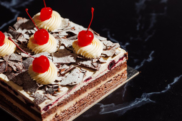 Indulge in C’est Du Gâteau’s Festive Christmas Creations