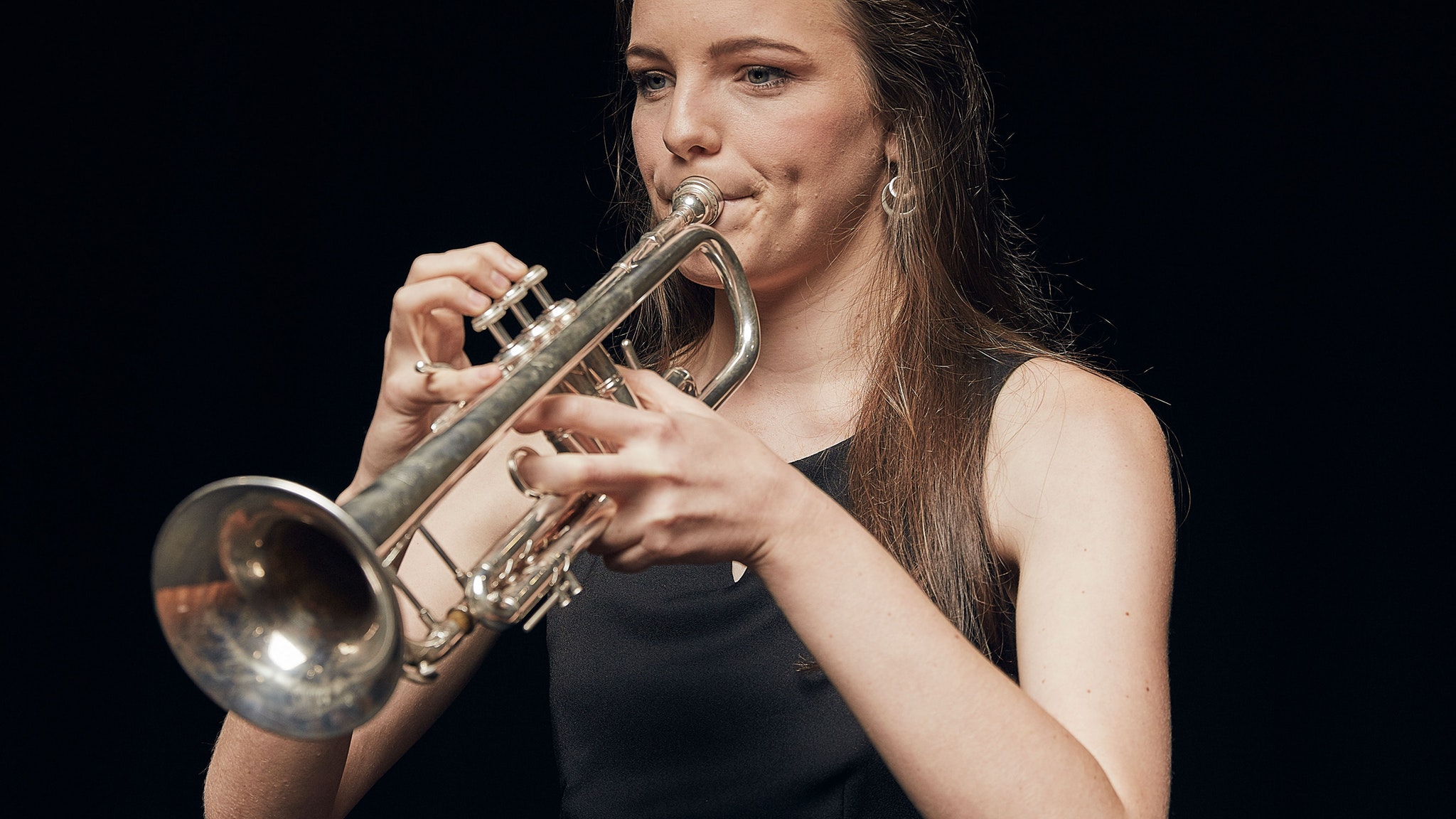 female-trumpet-player-5b7f5ce7a352d7a8130ad11f-16 × 9.